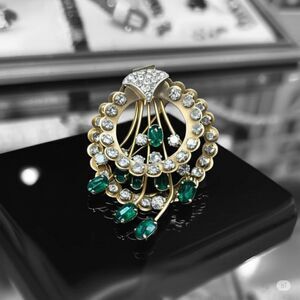 Vintage Coro 1940s Brooch - waterfall design - Emerald Rhinestone in Pink gold